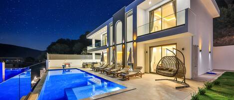 Elegant evening views of property %26amp%3B pool