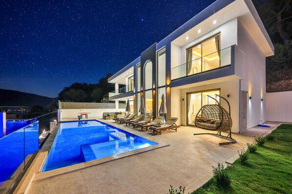 Elegant evening views of property %26amp%3B pool