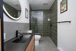 Salle de bain tout juste rénovée avec douche en céramique