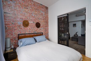 Chambre avec lit queen et garde-robe