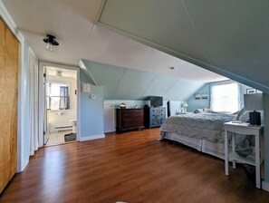 Large and sunny master bedroom with en suite full bathroom.