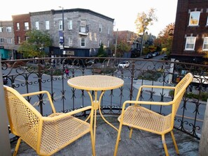 Private balcony overlooking Mont-Royal!