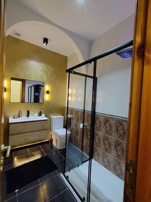 Full view of main bathroom