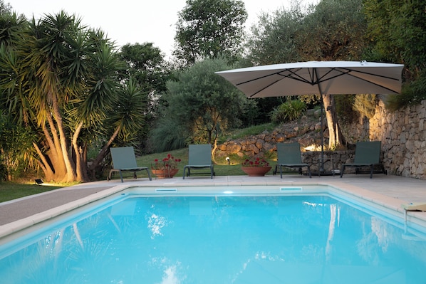 PISCINE (DISPOSE D UN SYSTEME AMOVIBLE DISCRET HOMOLOGUE SECURITE ACCES ENFANTS)