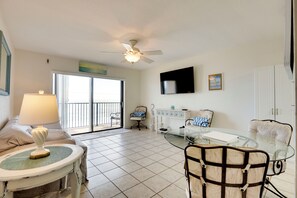 Living Room | Free WiFi | Smart TV | Central A/C & Heating | Full Sleeper Sofa