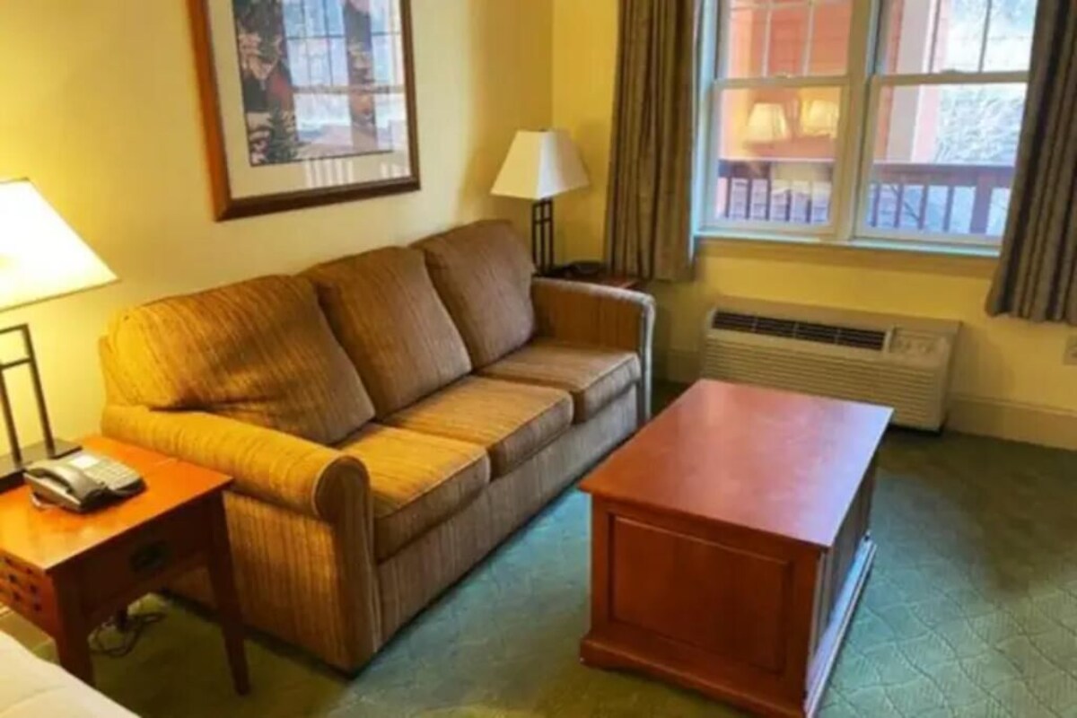 Hunter Mtn Slopeside Ski Resort w HotTub Fireplace Heated Pool Restaurant