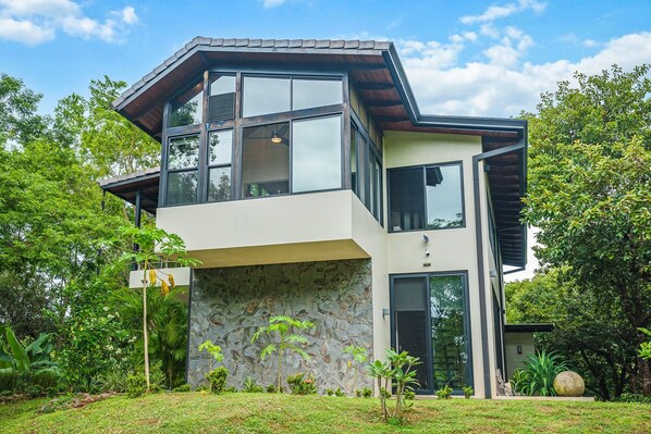 View of Villa Vida Elevada from the yard.