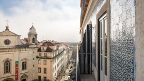 Emerge yourself in Lisbon's city life in this balcony with an amazing view,
#cityview #balcony #portugal #pt #lisbon