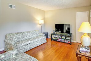 Living Room | Smart TV | Central A/C & Heat | Queen Sleeper Sofa