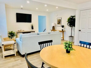¡Trabaja duro, juega duro! ¡Tenemos la casa de alquiler vacacional perfecta en Virginia Beach esperando a su familia!