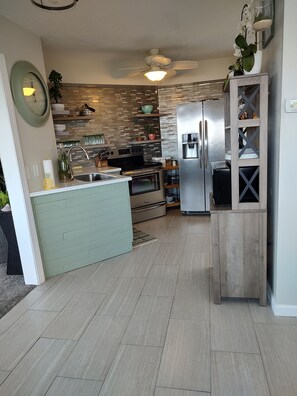 full kitchen 