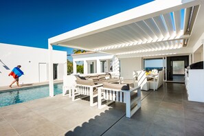 Outdoor hot and cold shower