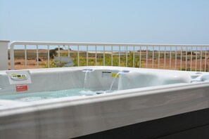A cool or a hot tub to enjoy the view (1)