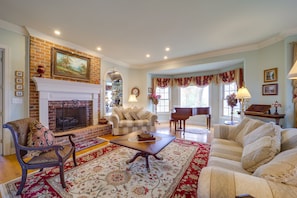 Living Room | Grand Piano | 2 Fireplaces
