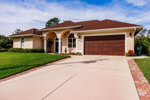 Driveway - plenty of parking!