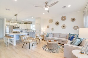 Interior | Open Floor Plan | Free WiFi | Beach Décor