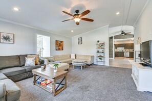 Living Room | Open Floor Plan | Smart TV | Pack 'n Play | Central A/C & Heating