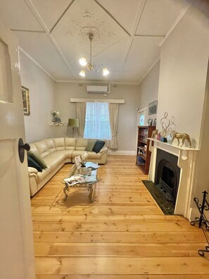 Spacious lounge room with TV - board games - library 