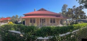 Charm and Style -4.5 star 🌟 Country Style Louisa - Full home