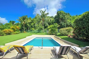 This expansive 5-bed property has a lovely large grounds, great for families or a group of friends