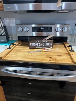 Kitchen comes complete w/ all cookware, pots/pans, dinnerware, utensils, needed