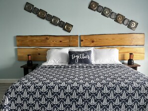 MASTER BEDROOM (KING)