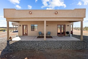 Large Casita patio to enjoy grilling, Mountain View with magnificent sunsets.