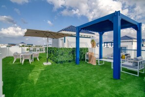 Roof garden with grill, bar and view