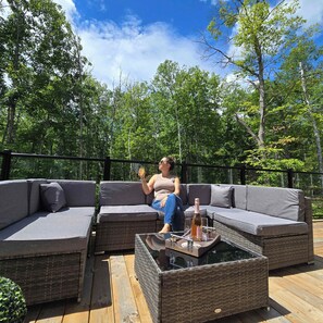 Profitez du soleil sur la grande terrasse avec salon extérieur, table et BBQ.