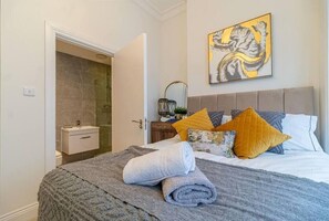 Master Bedroom - King Bed Ensuite