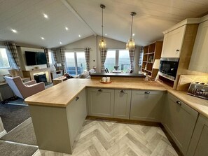 Well equipped modern kitchen. Integrated fridge, freezer and dishwasher