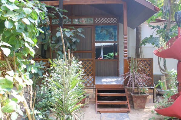 Garden-view Hut 10 meters to the beach ⛱ 