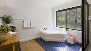 Bathroom | Spa bathtub