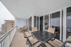 Balcony with 2 loungers