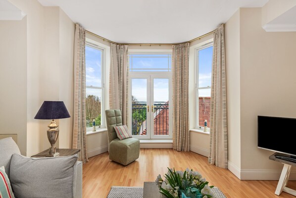 Tenby apartment, sea views