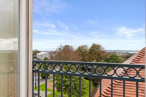 Tenby apartment, sea views