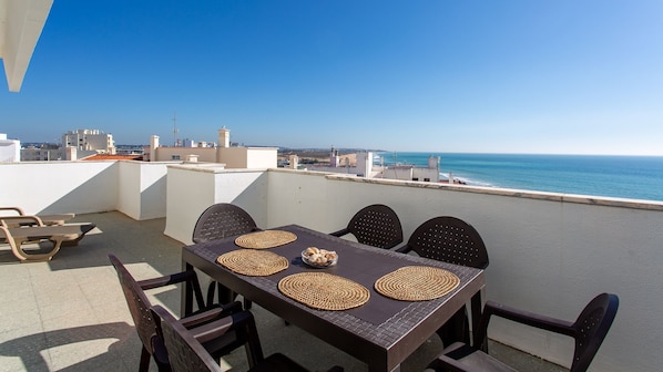This sunny balcony has an amazing beach view and with the sun loungers is perfect to relax
#balcony #beachview #algarve #portugal