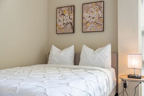 Queen bed with premium linens