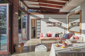 Pool cottage lounge