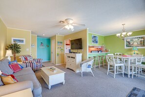 Living Room | Free WiFi | Smart TV | Central A/C & Heating
