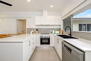 When you’re not sampling the waterfront restaurants, you’ll find all you need in the modern kitchen to prepare meals at home, plus a dishwasher for easy clean-up.

