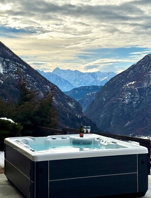 Hot Tub for 6-7 persons with amazing views