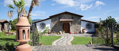 Building Exterior, Garden, Main Entrance, Outdoor