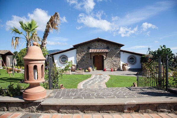 Building Exterior, Garden, Main Entrance, Outdoor