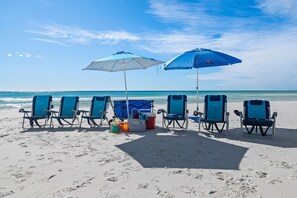 I PROVIDE FREE BEACH GEAR: 6 folding chairs, two umbrellas, beach wagon, 8 beach towels, small cooler, and beach bag - ENJOY!