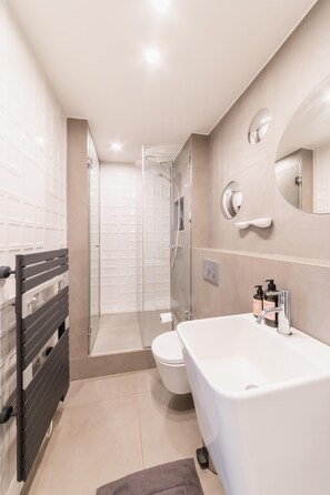 A large bathroom with a spacious shower to relax from Parisian life...