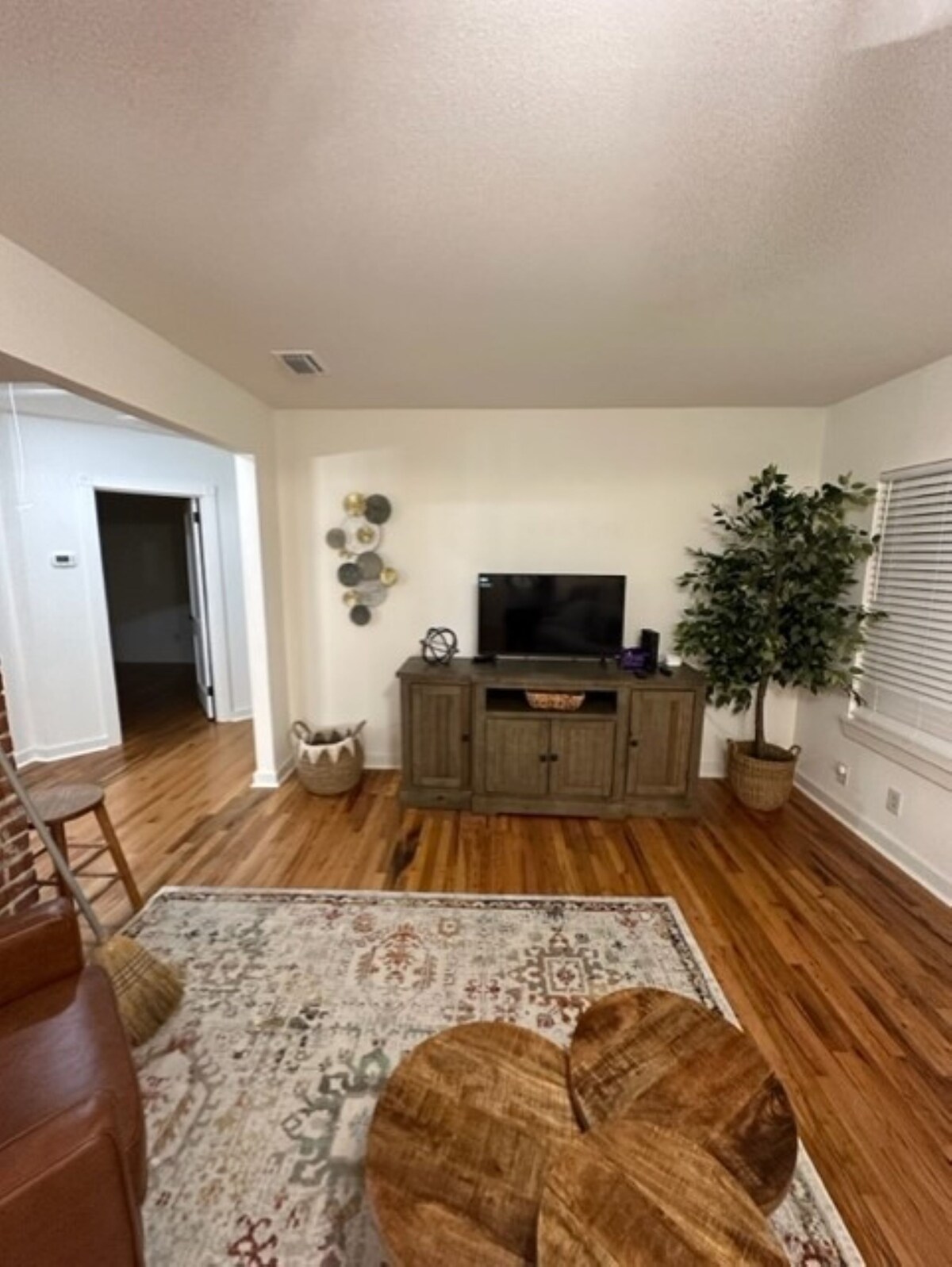 Cozy cottage convenient to downtown, restaurants, and medical facilities.
