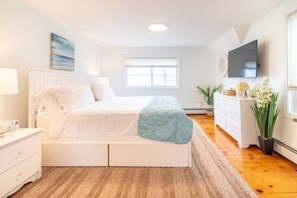 Master - King size bed and Smart TV
Water views!