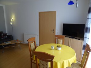 Wohnzimmer mit Esstisch