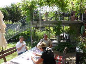 Garten mit Frühstücksgelegenheit
